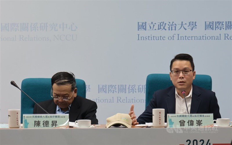 Tzeng Wei-feng (right), an associate research fellow at National Chengchi University's Institute of International Relations, speaks at a public event on the U.S. Presidential Election in 2024 in this CNA file photo