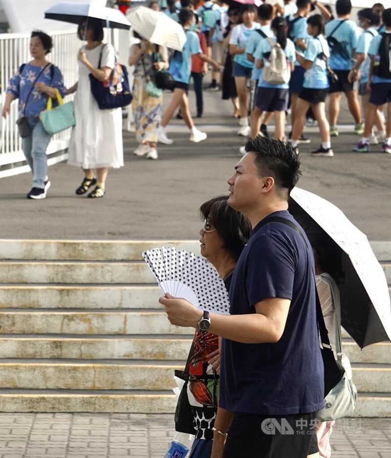 A man cools down with a fan while commuting in Kaohsiung in this CNA file photo