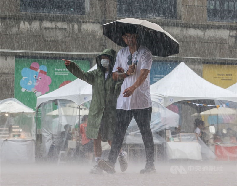 Taipei residents brave the rain in this CNA file photo for illustrative purpose