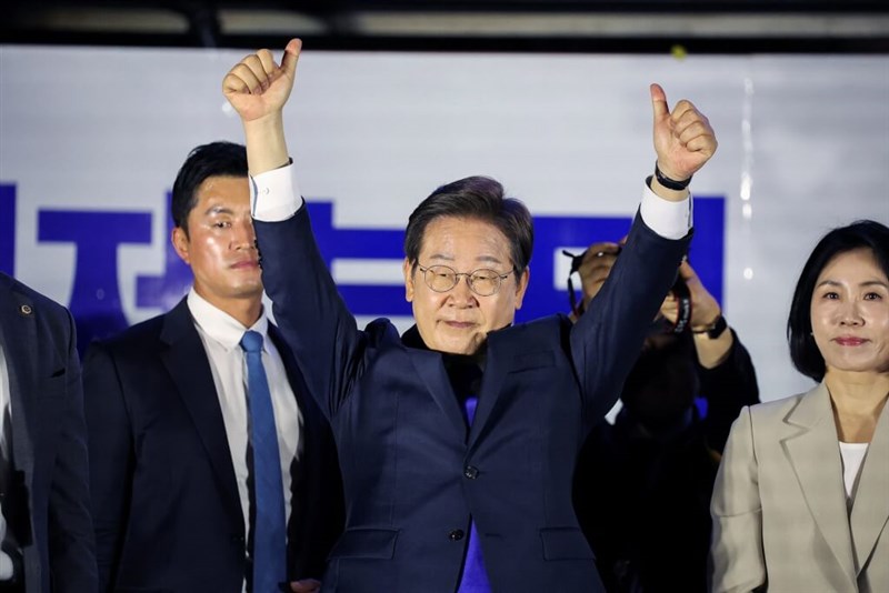 New South Korean President Lee Jae-myung (center). Photo courtesy of Reuters