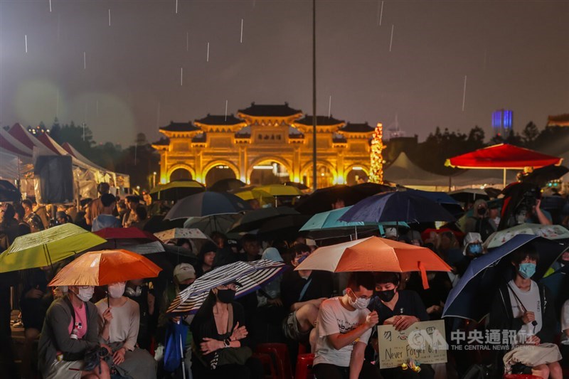 New School for Democracy and several civil groups held a vigil in Taipei on Wednesday to mark the 36th anniversary of the Tiananmen Square crackdown. Despite the rain, thousands gathered to listen to speeches and show their support. CNA photo June 4, 2025,