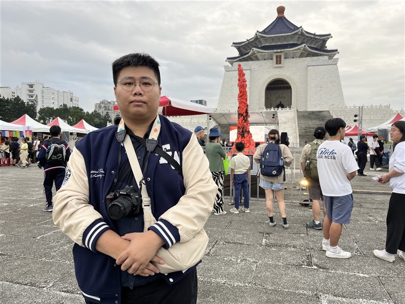 Taiwanese student Lin Chan-wei takes part in the annual Taipei vigil commemorating the June Fourth Incident for the first time. CNA photo June 4, 2025