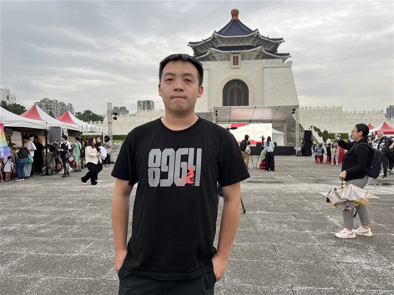 Ivan Choi, a Hongkonger living in Taiwan, helps organize a candlelight vigil in Taipei on Wednesday to commemorate the June Fourth Incident. CNA photo June 4, 2025