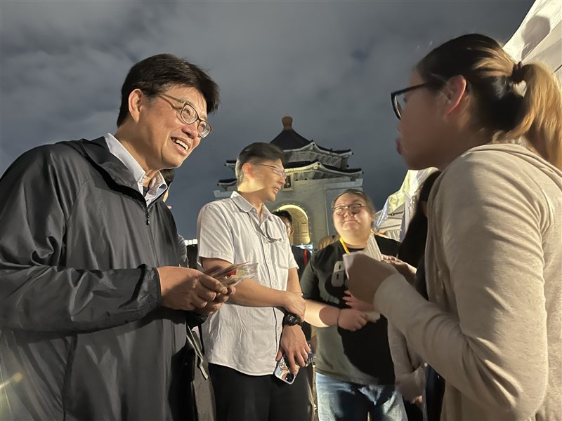 Mainland Affairs Council Minister Chiu Chui-cheng (left) speaks with an organizer at an event in Taipei commemorating the 36th anniversary of the June 4th Incident. CNA photo June 4, 2025