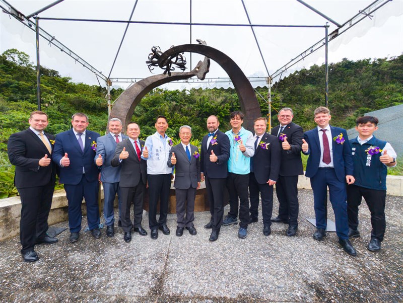 Governor Jozef Viskupič (sixth right) and acting Yilan County Magistrate Lin Mao-sheng (sixth left) pose for a group photo with officials from Taiwan and Slovakia during Wednesday's unveiling ceremony. Photo courtesy of the Yilan County government