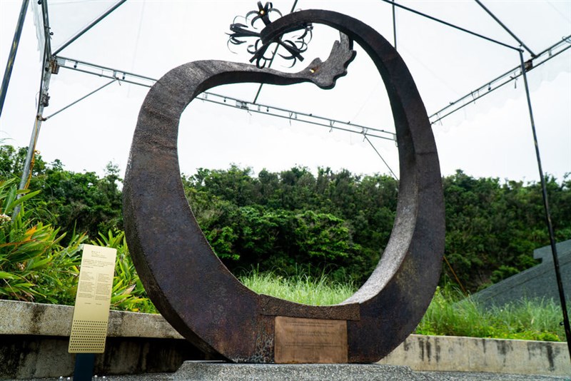 A bronze monument commemorating the landing of adventurer Count Móric Beňovský's on Taiwan's east coast in 1771 is unveiled during a ceremony on Wednesday. Photo courtesy of the Yilan County government