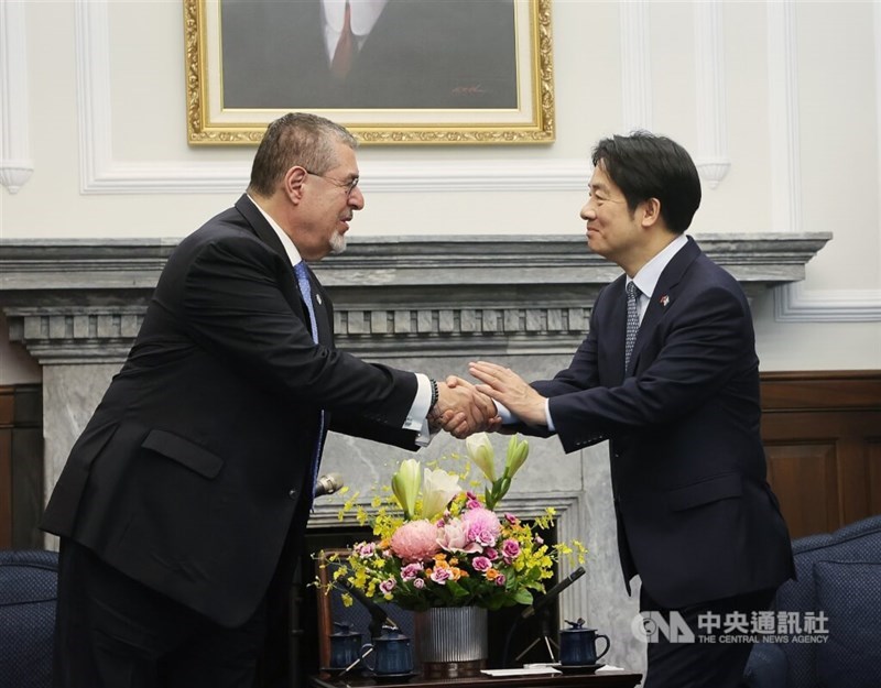 President Lai Ching-te (right) greets Guatemalan President Bernardo Arévalo at the Presidential Office in Taipei on Thursday. CNA photo June 5, 2025