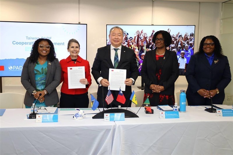 Taiwan's representative to the United States Alexander Yui (center) poses with PADF Executive Director Katie Taylor (second left) and representatives of Taiwan's three allied nations for a photo during a signing ceremony held in Washington, D.C. on Friday. Photo courtesy of MOFA