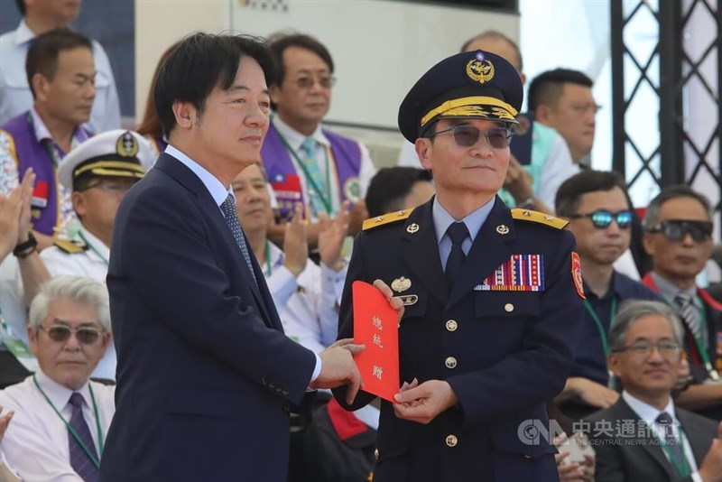 President Lai Ching-te (left) presents extra allowances to participants in joint exercises by the Coast Guard and the Navy in Kaohsiung Sunday. CNA photo June 8, 2025
