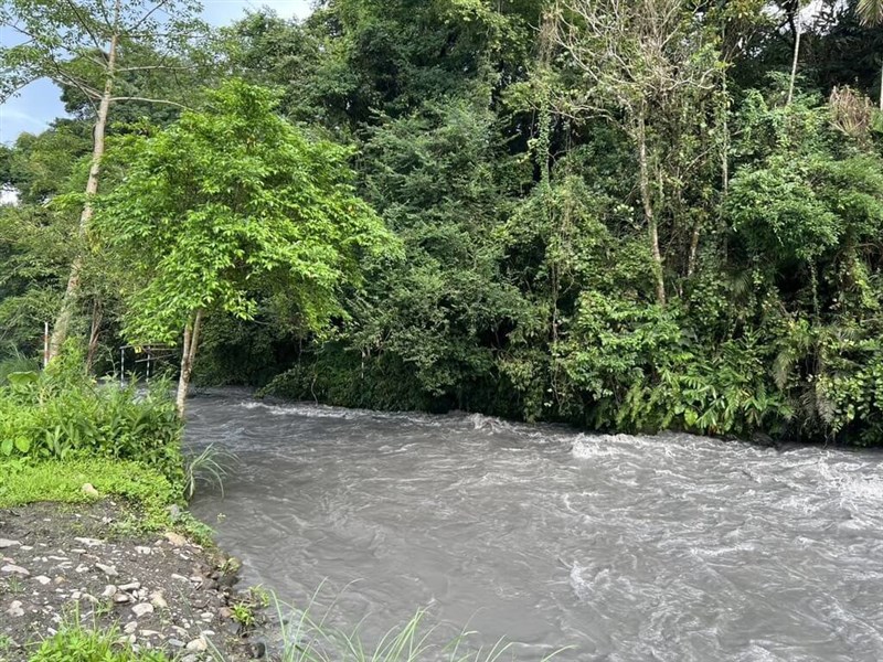 One tourist died and five others sustained minor injuries Sunday afternoon when a rubber raft capsized on Yilan County's Annong River. Photo courtesy of an unnamed contributor