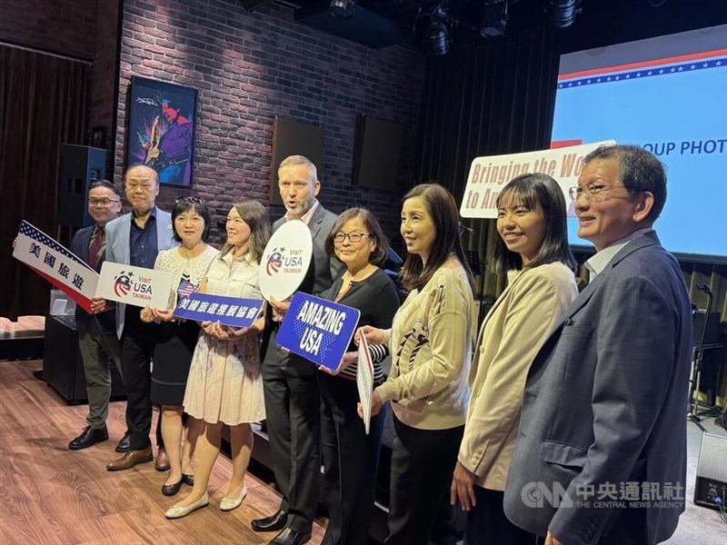 Brenda Tang (fourth right), the head of Visit USA Committee Taiwan. CNA photo June 8, 2025