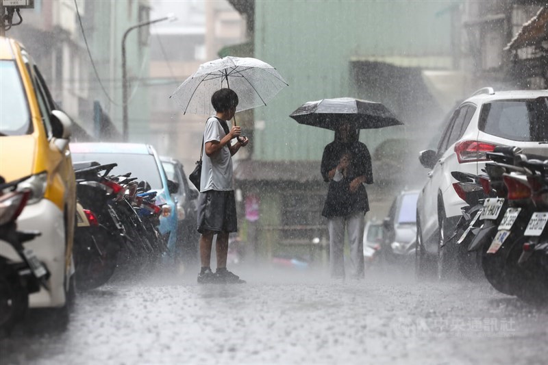 Residents in Taipei's Neihu District brave the rain on Saturday. CNA photo June 8, 2025