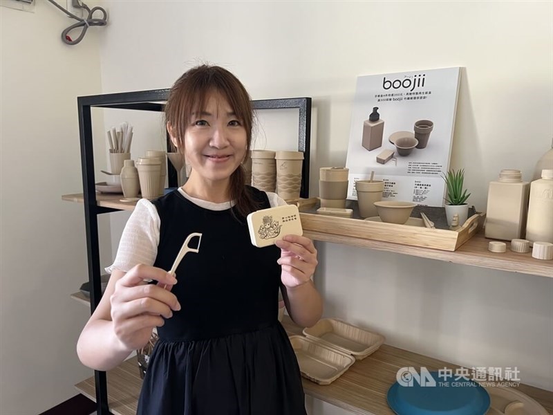 Hsu Wei-ting shows off items made from biodegradable plant fibers. CNA photo June 9, 2025
