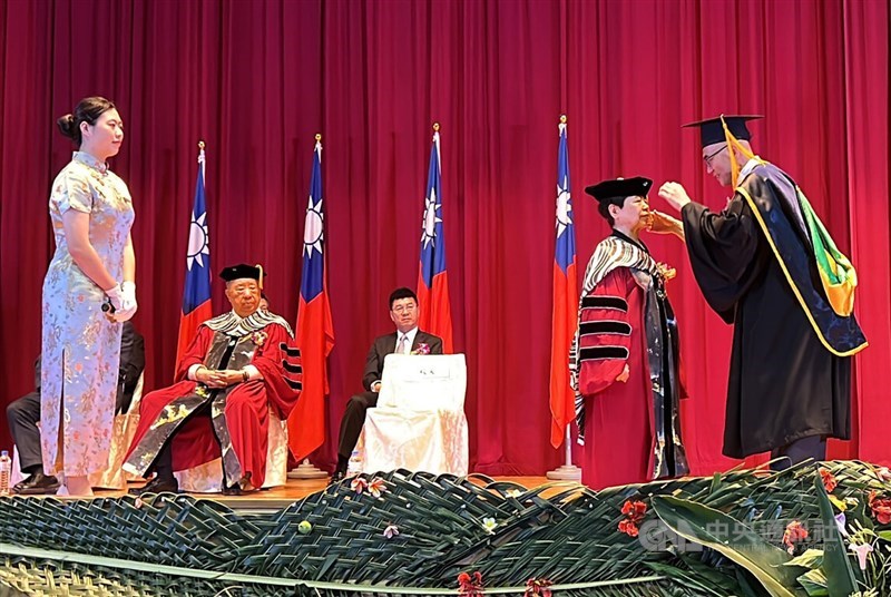 Chen Shu-chu (second right) is honored by the National Taitung University on Saturday. CNA photo June 7, 2025