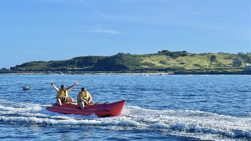 Sumo wrestlers from Japan enjoy a banana boat ride in Kenting, Pingtung County, Sunday. Photo courtesy of the Pingtung County Information and International Affairs Department June 8, 2025