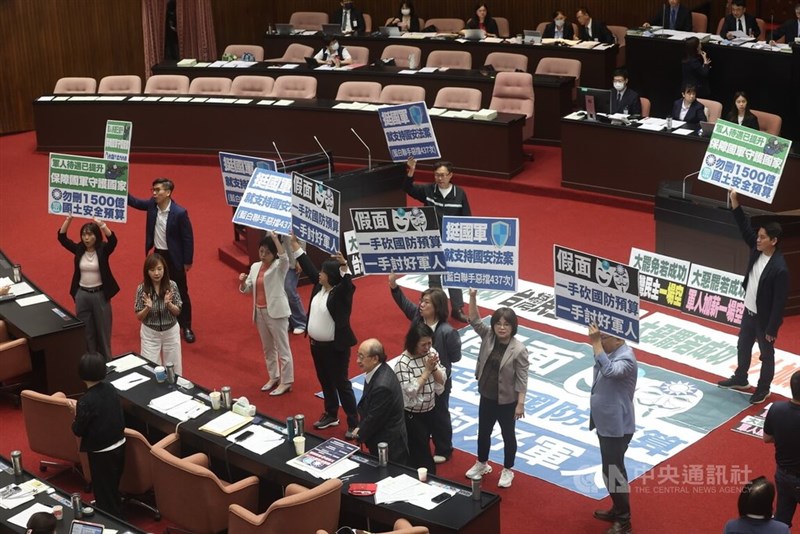 Taiwan's Legislative Yuan on June 10 passes an amendment proposed by the KMT to raise the monthly allowance for voluntary military service members to NT$30,000. CNA photo June 10, 2025.