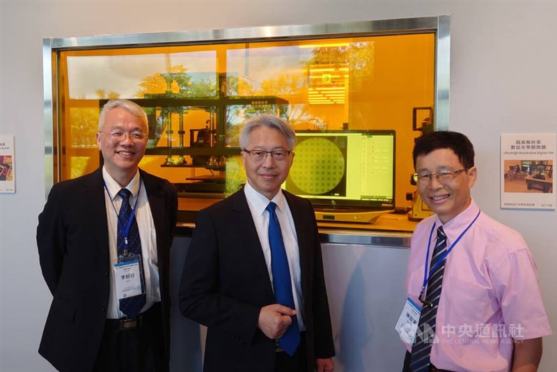 Academia Sinica President James C. Liao (center) attends the unveiling ceremony of Taiwan's first quantum chip R&D platform at the Southern Campus on June 10. CNA photo June 10, 2025