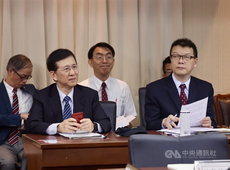 MODA Minister Yennun Huang (front row, left) and NCC Commissioner Chen Chung-shu (front row, right) on Thursday attend a public hearing on a draft bill concerning media bargaining. CNA photo June 12, 2025