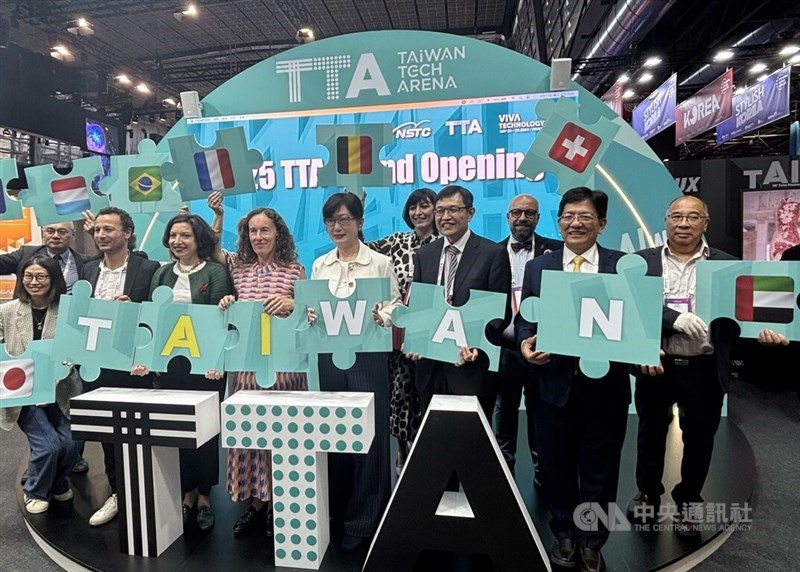 Taiwan opens its pavilion at Viva Technology 2025 Wednesday in Paris. Lin Der-sheng, head of the Taiwanese delegation (3rd to the right, front row), VivaTech Head of Global Partnerships and Public Affairs Julie Lamandé (4th to the left, front row) and Taiwan's representative to France Hao Pei-chih (4th to the right, front row) are shown here in the opening ceremony. CNA photo June 11, 2025