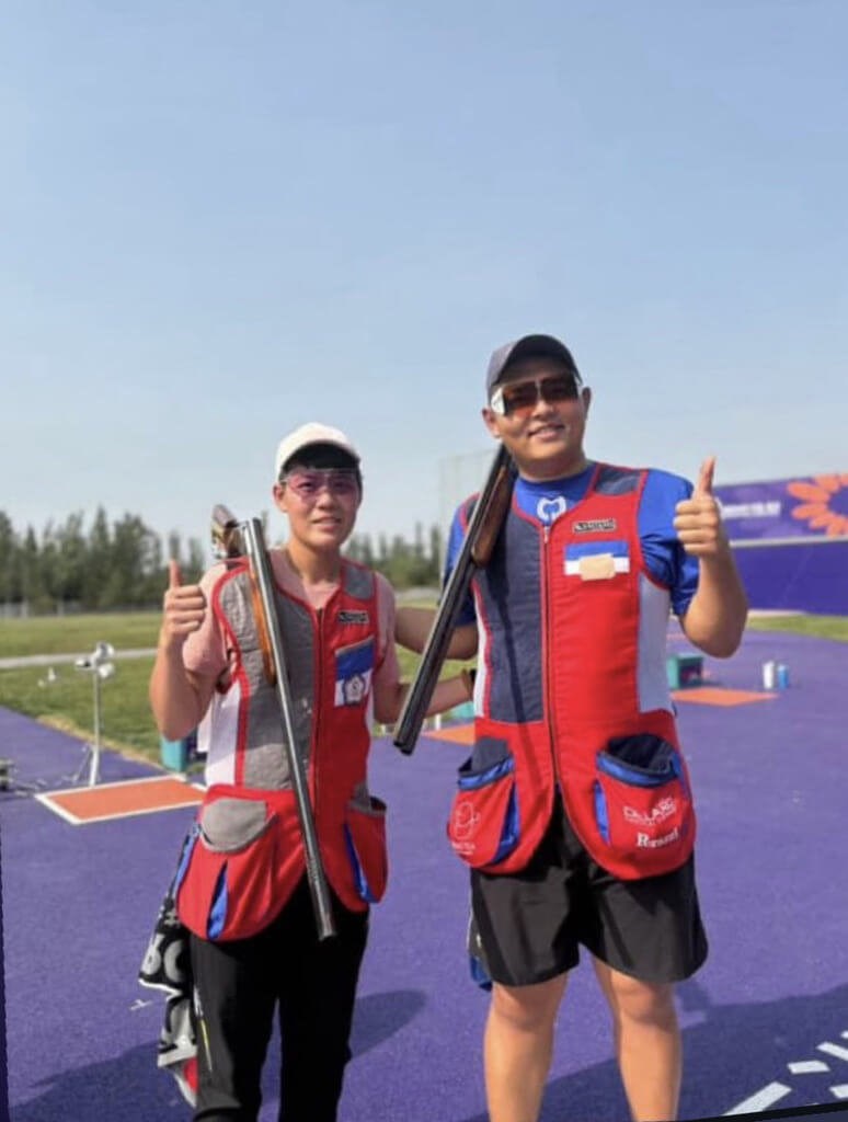 Taiwanese athletes Yang Kun-pi (right) and Liu Wan-yu give thumbs up after bagging gold in the trap mixed team event at the Asian Shotgun Cup 2025 on Wednesday. Photo courtesy of Yang Kun-pi