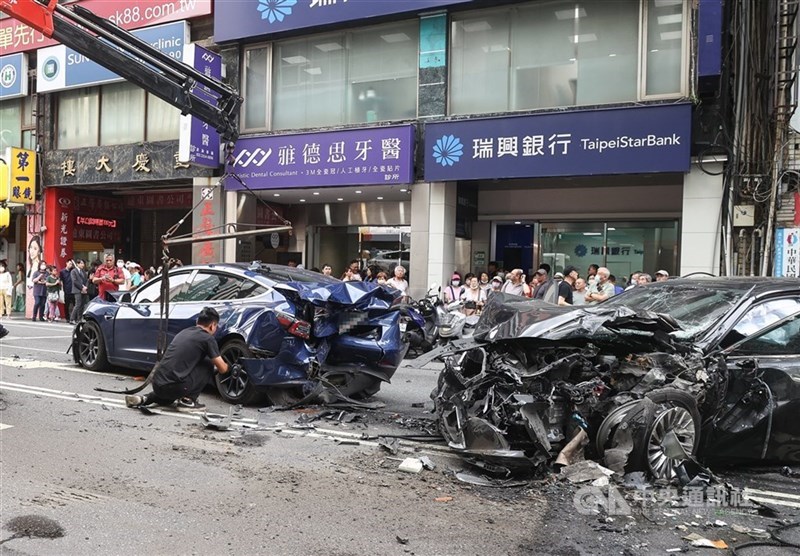 A man prepares one of the crashed vehicles for towing following a traffic incident in Taipei that left seven people injured last month. CNA file photo