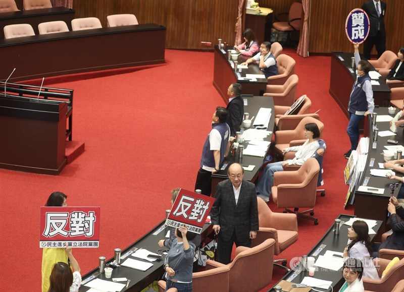 Lawmakers at the Legislature vote on a proposal to file an administrative lawsuit against the Central Election Commission on Friday. CNA photo June 13, 2025