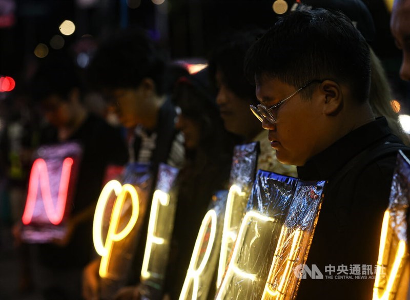 Participants observe a one-minute silence before the march to honor those who died fighting for Hong Kong's pro-democracy movement. CNA photo June 12, 2025