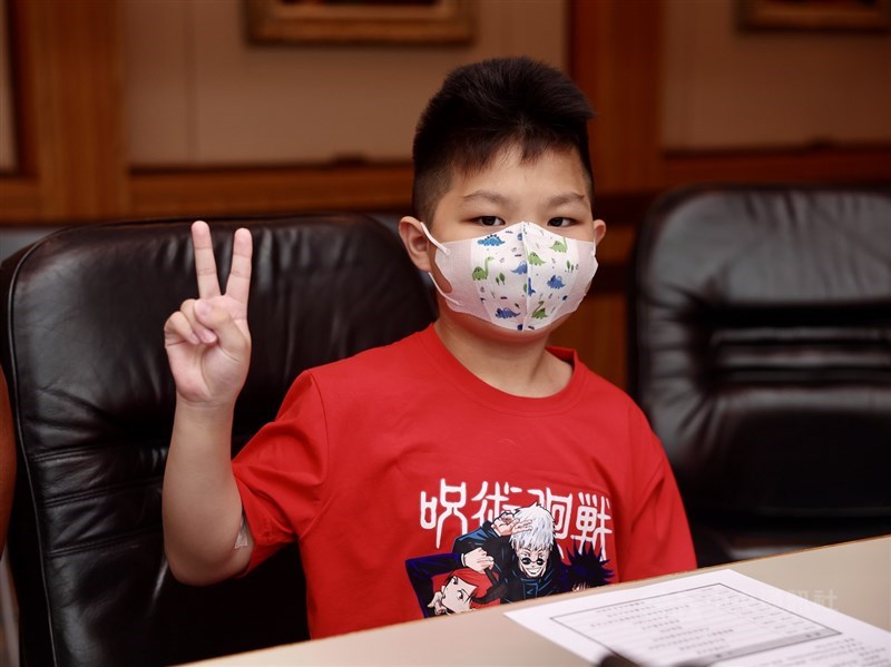 10-year-old David Kenrich Huang flashes a victory sign while having his picture taken. CNA photo June 13, 2025