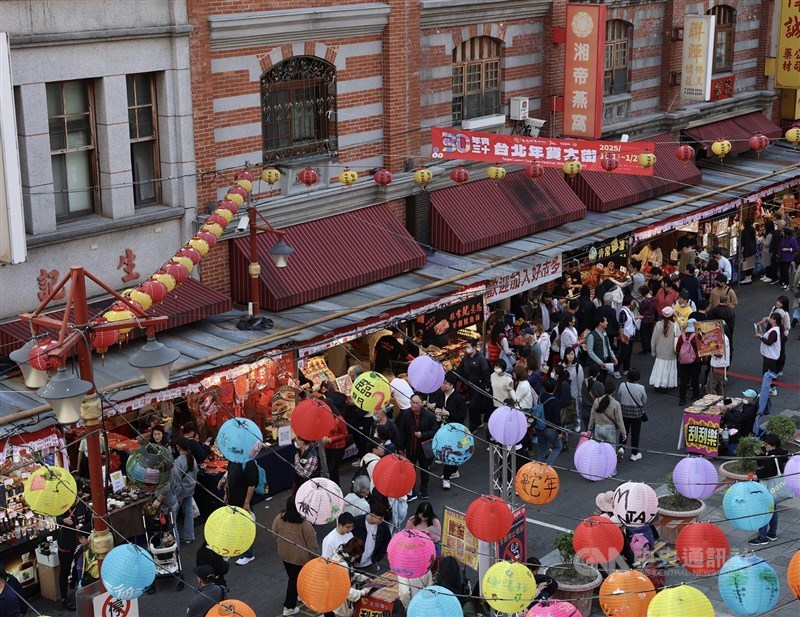 Taipei’s Dihua Street, lined with colorful lanterns, is filled with holiday shoppers during the Lunar New Year break earlier this year. CNA file photo