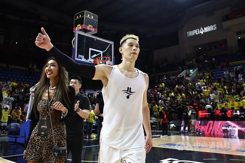 Jeremy Lin gives a thumbs-up to the crowd during a recent TPBL game. CNA file photo