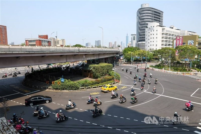Scooters and vehicles navigate the busy Gongguan roundabout in Taipei. CNA file photo