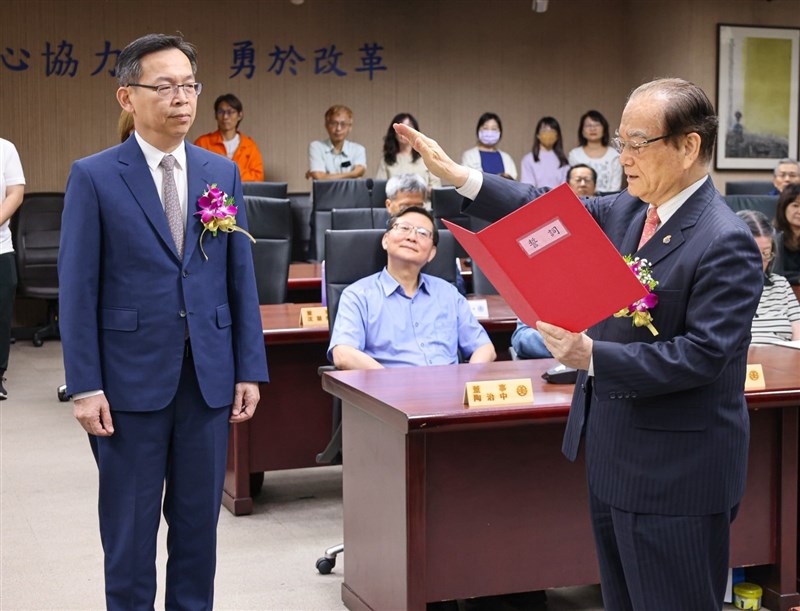 James Jeng (front right) assumes his new role at the state-owned Taiwan Railway Corp. during a ceremony held on Monday. Photo courtesy of Taiwan Railway Corp.