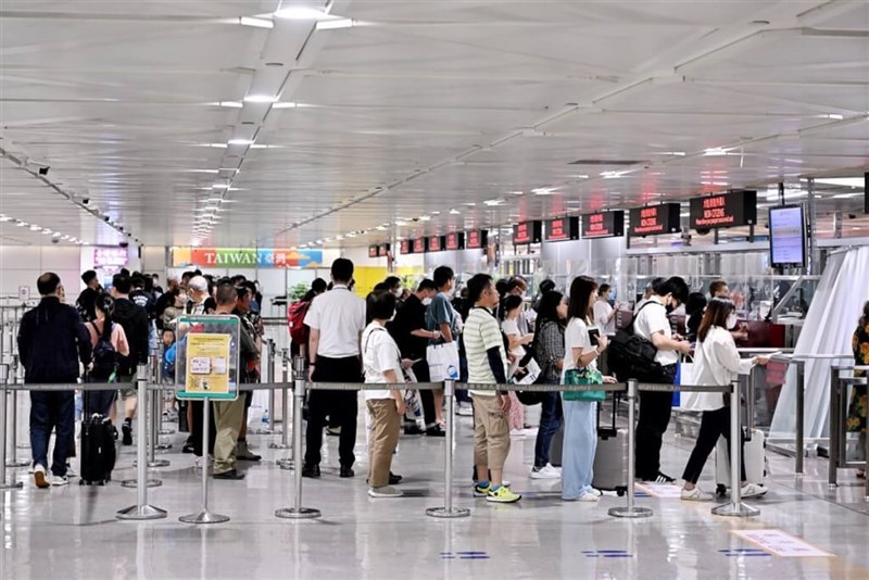 Arrivals at Taoyuan International Airport wait in line to pass through immigration. CNA file photo