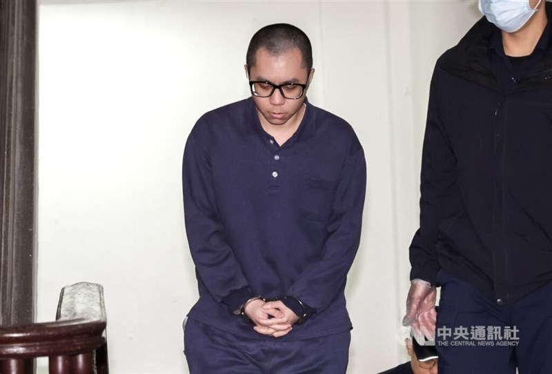 An undated photo shows Chen Po-yen (left) being escorted by police to a court hearing. CNA file photo