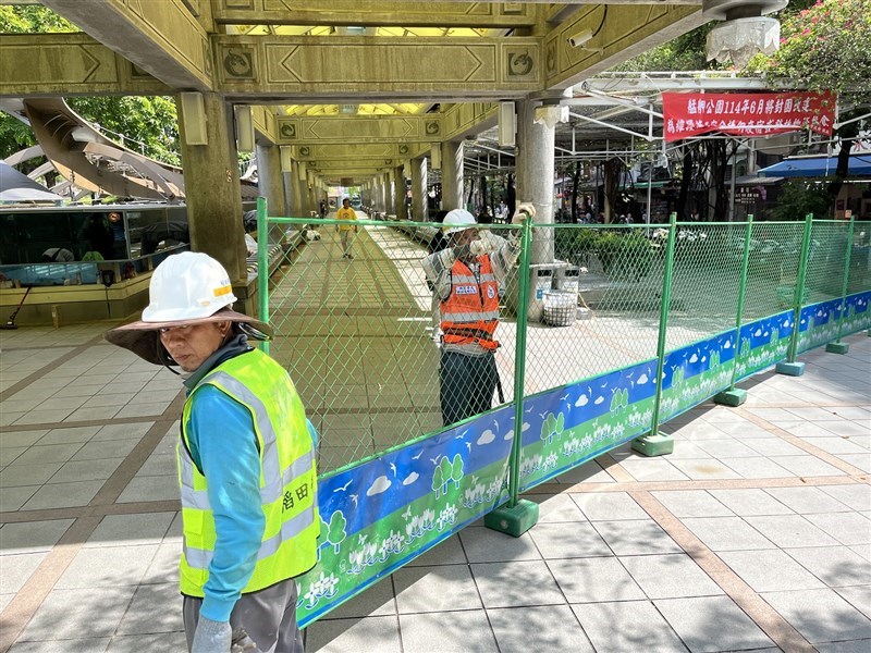 Workers fence off Bangka Park in Taipei on Thursday for a year-long renovation project. CNA photo June 19, 2025