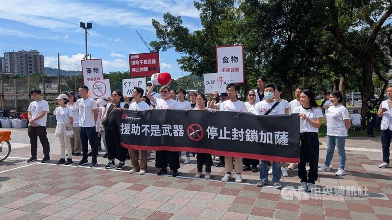 Members of the Taiwan branch of Doctors Without Borders hold a large banner urging Israel to end its blockade of Gaza. CNA photo June 20, 2025