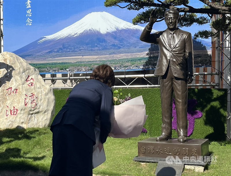 Akie Abe bows with a wreath before a bronze statue of her late husband, Shinzo Abe. CNA photo June 21, 2025