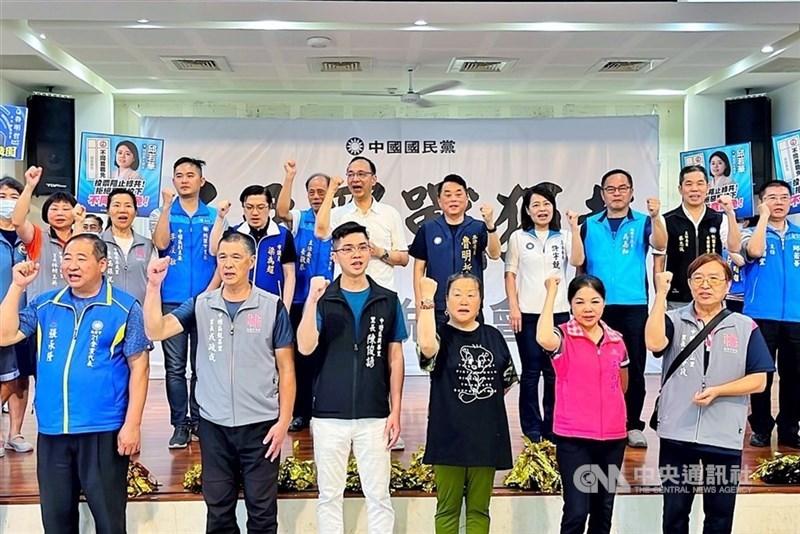 KMT Chairman Eric Chu (back row, sixth right) and fellow party members call on the public to cast a "no" vote in the upcoming recall elections during a recent policy event held in Taoyuan. CNA file photo