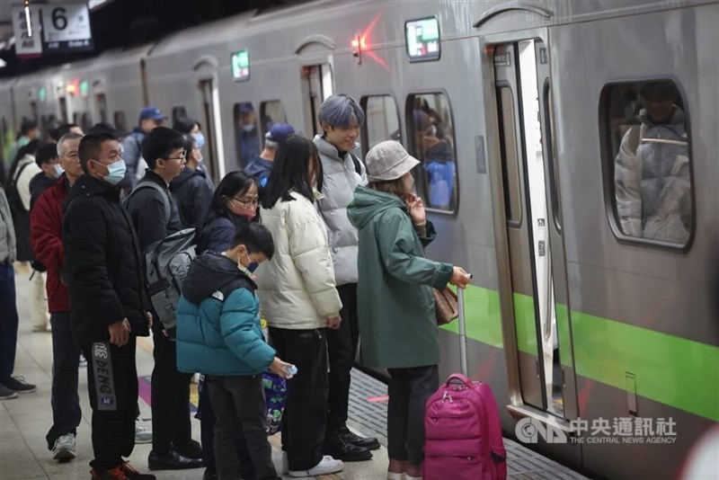 Passengers wait in line to board a Taiwan Railway train. CNA file photo