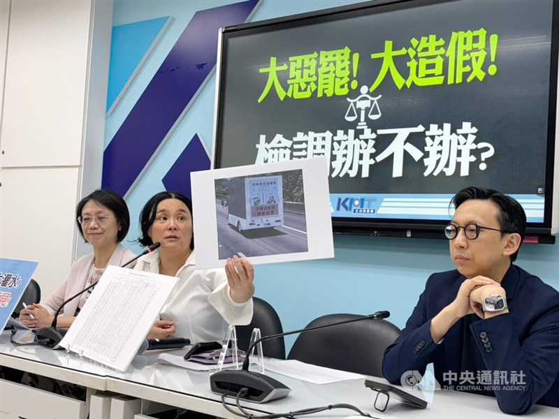 KMT lawmakers Chen Yu-jen (center), Weng Hsiao-ling (left) and Ko Ju-chun (right) hold a news conference on Saturday, claiming that a large number of forged signatures were found in the second-stage recall petitions targeting the party’s lawmakers. CNA photo June 21, 2025