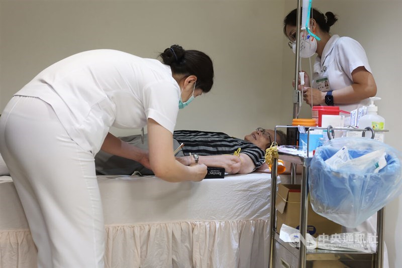 A nurse administers a newly approved Alzheimer's drug to a patient on Monday. CNA photo June 23, 2025