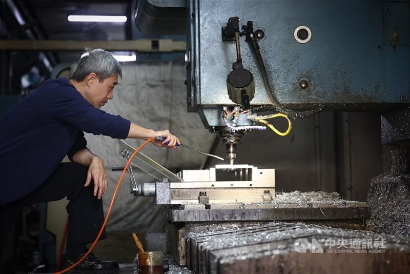 A worker operates a milling machine at a metal processing factory in Taiwan. CNA file photo