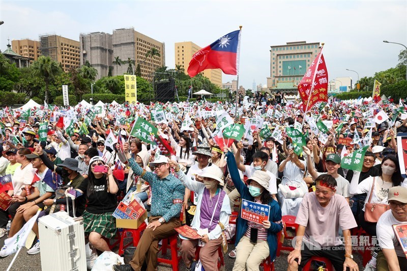 People gather on Ketagalan Boulevard to participate in the "Reject United Front, Defend Taiwan" rally on April 19, 2025. CNA file photo