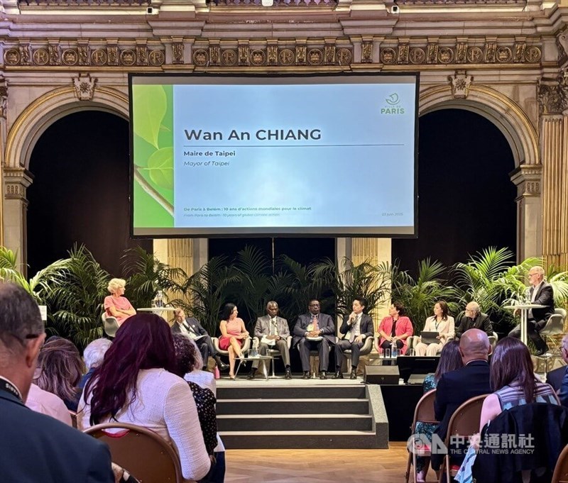 Taipei Mayor Chiang Wan-an (seated, fifth from right) shares Taipei's environmental policies with other attendees during the Paris summit. CNA photo June 24, 2025