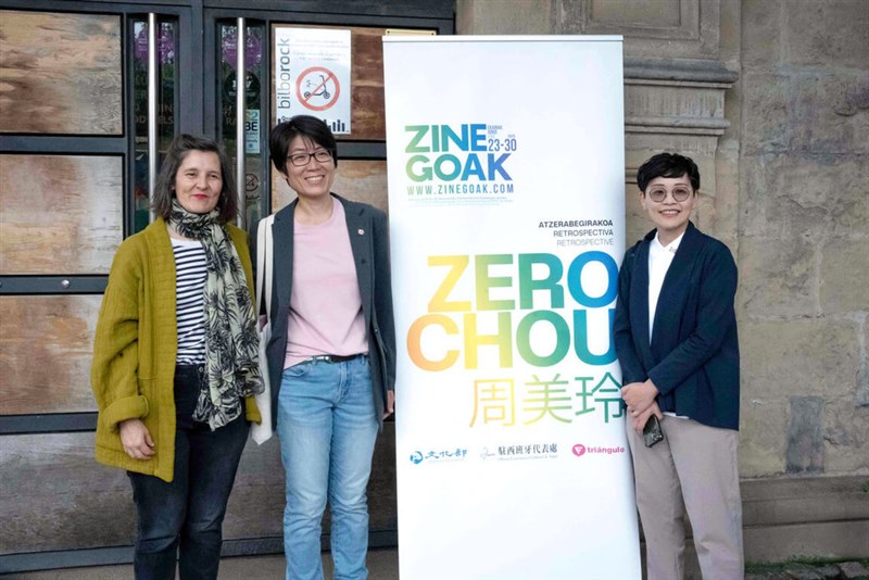 Hoho Liu (center) poses with a banner that reads 'Zero Chou,' alongside Alaitz Arenzana Letamendi (left) and Chang Yu-hsuan (張祐瑄), head of the cultural division at the Taipei Economic and Cultural Representative Office in Spain. Photo courtesy of the Zinegoak LGBTIQ+ Film and Performing Arts Festival