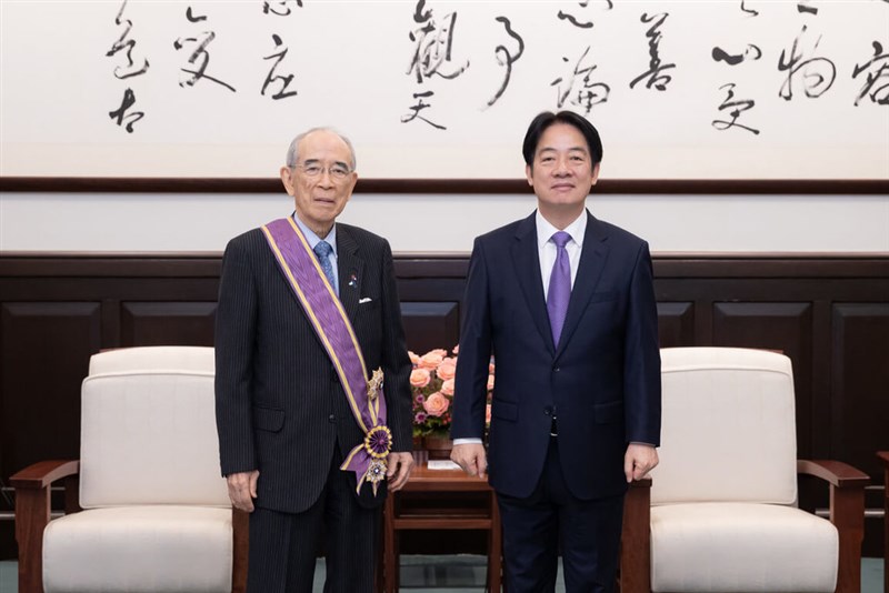 President Lai Ching-te (right) confers a presidential award on Mitsuo Ohashi (left), former chair of the Japan-Taiwan Exchange Association, during a ceremony in Taipei on Friday. Photo courtesy of the Presidential Office