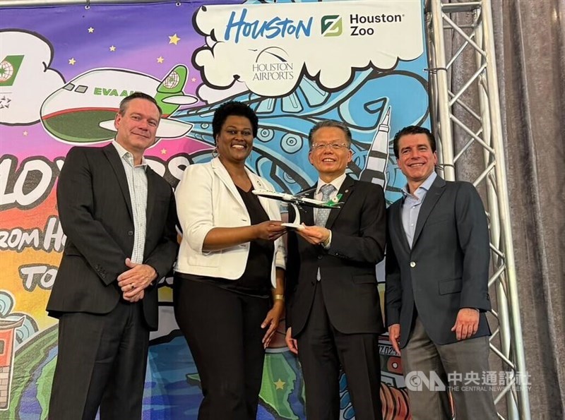 EVA Air President Clay Sun (second from right) presents an EVA Air model plane to Houston Mayor Pro Tem Martha Castex-Tatum (second from left) on Thursday. CNA photo June 26, 2025