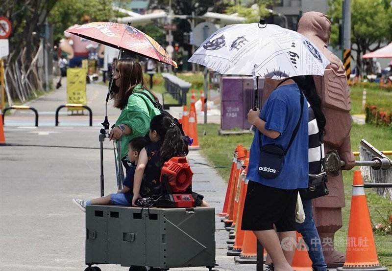 Members of the general public walk in the heat in Kaohsiung on Friday. CNA photo June 28, 2025