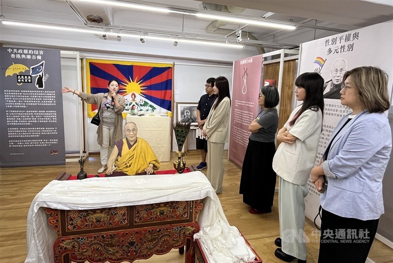 Legislators from the ruling Democratic Progressive Party, including Chen Pei-yu (first right), Huang Jie (second right) and Wu Pei-yi (third left), are among those joining the first guided tour of the exhibition. CNA photo June 28, 2025