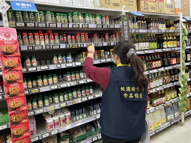 A Taoyuan City government worker inspects a supermarket to ensure products suspected of containing the toxic Sudan dye are removed from shelves in February 2024. File photo courtesy of the Taoyuan City Department of Public Health